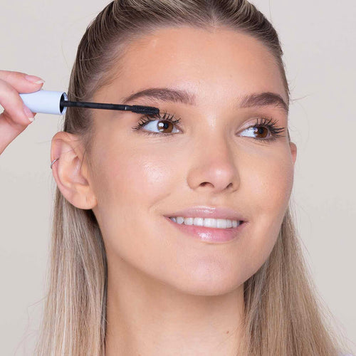<div class="metafield-rich_text_field"><p>Open the mascara and remove any excess product on the tip of the wand. Starting at the root of your lashes, wiggle the wand back and forth gently to deposit the product and separate the lashes. </p><p>Continue to apply the mascara, working your way up to the tips of your lashes. If needed, wait for the first coat to dry before applying a second coat.</p></div>